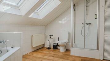 Bruser, gratis toiletartikler, hårtørrer, håndklæder