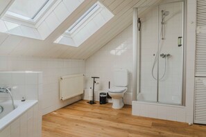Dusche, kostenlose Toilettenartikel, Haartrockner, Handtücher