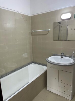 Towels, soap, toilet paper - Spacious, familiar, comfortable apartment with amenities in the center of the port. (Porto)