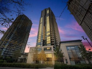 Exterior - Expo 2 Condo, Just Under 1000 Sq Ft, 2 Bedroom Plus Den 2 Bath Corner Unit (Vaughan)