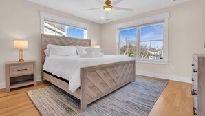 Un dormitorio con cama, mesita de noche y cómoda.