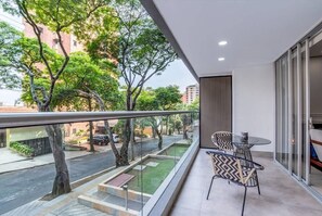 Outdoor dining - H105 |✨ Luxury 2BR in Cali’s Best Building | Pool + Balcony | 24/7 Security (Cali)