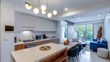 Refrigerador, microondas, cafetera y tetera y utensilios de cocina