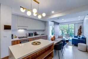 Réfrigérateur, micro-ondes, cafetière/bouilloire