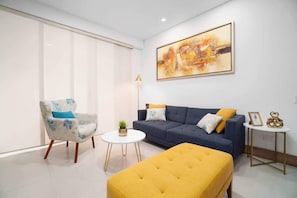 TV, offices - H107 - Perfect Holiday Pad | Pool | Parking | WiFi (Cali)