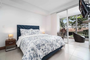 2 bedrooms, iron/ironing board, travel cot, WiFi - H107 - Perfect Holiday Pad | Pool | Parking | WiFi (Cali)