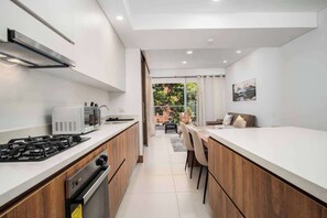 Réfrigérateur, micro-ondes, four, blender