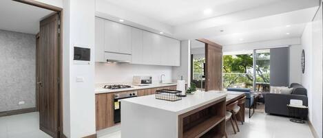 Kühlschrank, Mikrowelle, Ofen, Herdplatte