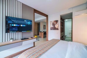 2 bedrooms, iron/ironing board, travel cot, WiFi - H208 - Awesome 2-Bed | 2 Bath | Rooftop Pool | Gym (Cali)