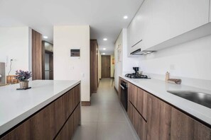 Cafeteira/chaleira, geladeira, micro-ondas, fogão