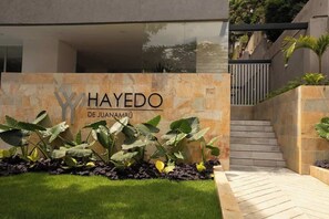 A modern building with a stone facade and a sign that reads "HAYEDO DE JUANAMBU". - H309 - Gorgeous 1BR | Balcony | Pool | Parking (Cali)