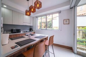 冷蔵庫、電子レンジ、オーブン、コンロ