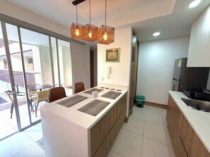 Réfrigérateur, micro-ondes, four, plaque de cuisson