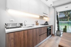 Kühlschrank, Mikrowelle, Ofen, Herdplatte