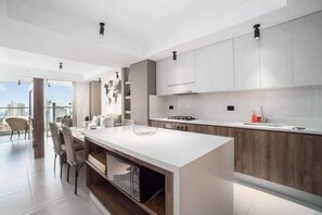 ثلاجة، ميكروويف، فرن، موقد طهي مسطح