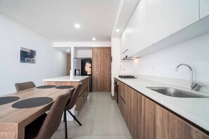 Refrigerador, horno, placa de cocina, cafetera/tetera