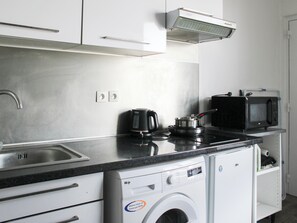 Een koelkast, een microgolfoven, een oven