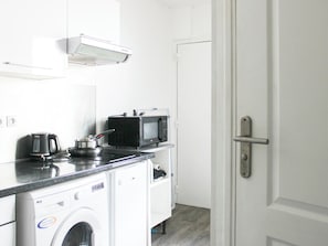 Een koelkast, een microgolfoven, een oven