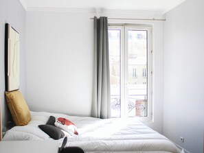 Iron/ironing board, bed sheets - Charming T1 at the gates of Paris (Asnières-sur-Seine)