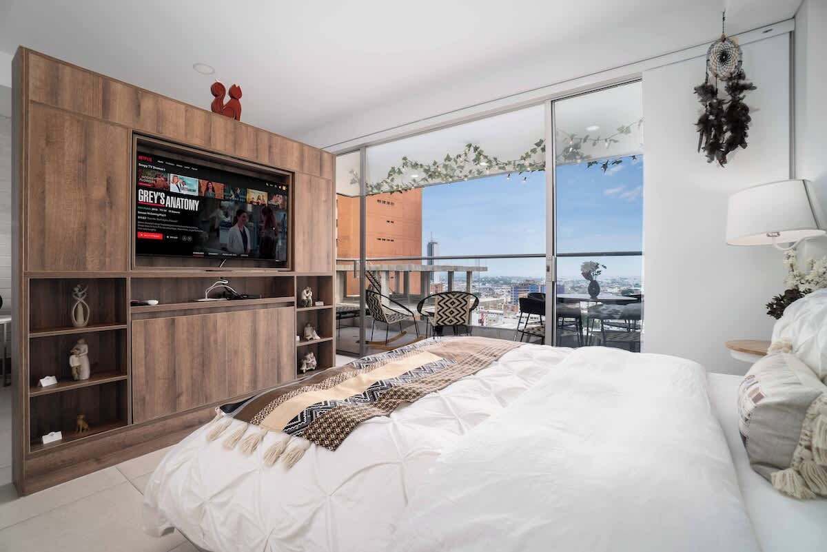 1 habitación, escritorio, tabla de planchar con plancha y cuna de viaje 