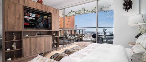 1 habitación, escritorio, tabla de planchar con plancha y cuna de viaje