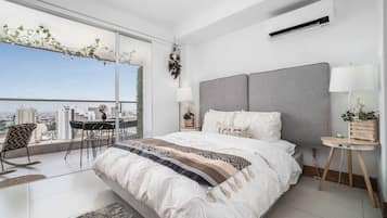 1 quarto, escrivaninha, ferros/tábuas de passar roupa, berço de viagem