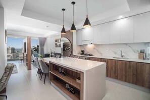 Réfrigérateur, four à micro-ondes, un four, surface de cuisson