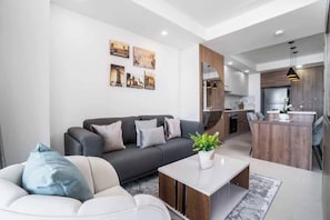 TV, offices - H604 - Beautiful View with Balcony, Pool & Parking (Cali)
