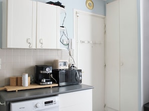 Fridge, microwave, oven, coffee/tea maker