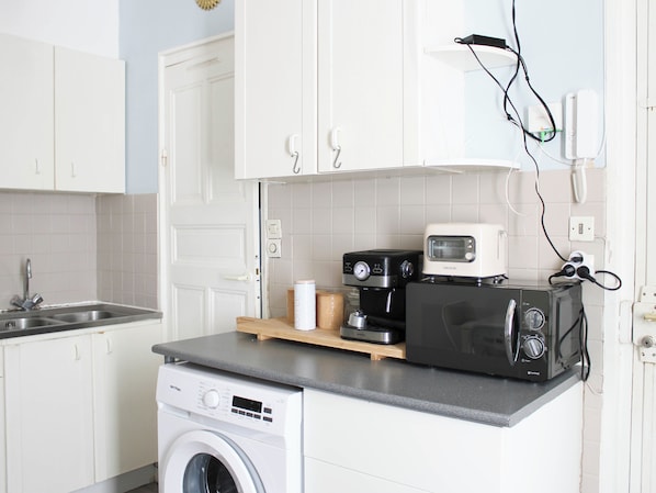 Fridge, microwave, oven, coffee/tea maker