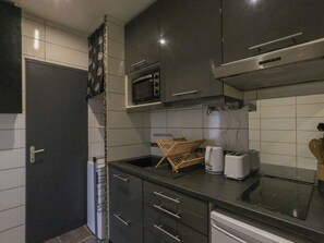 Kahvin-/teenkeitin, jääkaappi, uuni