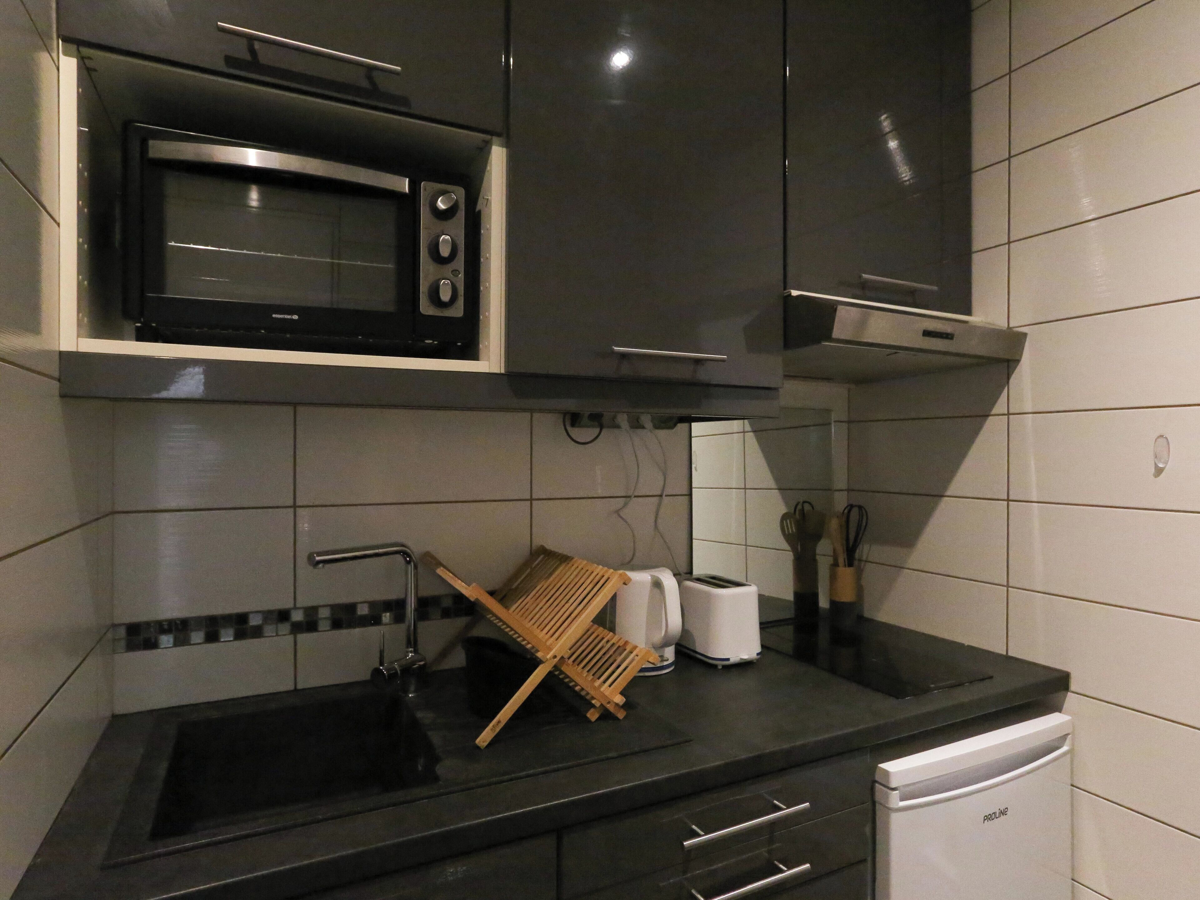 Fridge, oven, coffee/tea maker