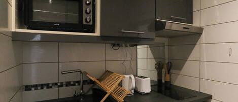 Fridge, oven, coffee/tea maker