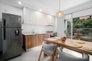 Køleskab, mikrobølgeovn, ovn, kogeplade