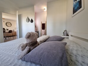 4 slaapkamers, een strijkplank/strijkijzer, wifi