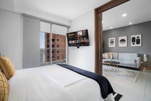 2 bedrooms, iron/ironing board, travel cot, WiFi - H706 - Stylish 2BR / Perfect Views & Rooftop Pool (Cali)