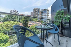 Outdoor dining - RM 1005 | High-Rise Studio | Balcony | Pool | Gym (Cali)