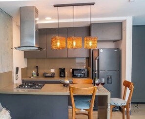 Kühlschrank, Mikrowelle, Ofen, Herdplatte