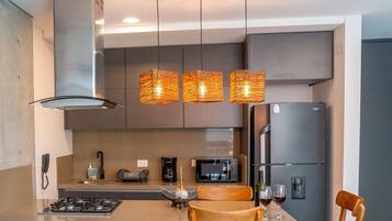 Køleskab, mikrobølgeovn, ovn, kogeplade