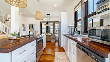 Kylskåp, mikrovågsugn, ugn och spishäll