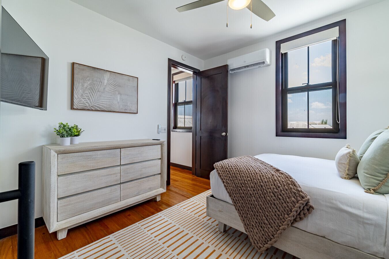 3 makuuhuonetta, silitysrauta/-lauta, ilmainen Wi-Fi, vuodevaatteet