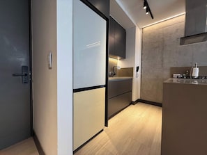 A modern kitchen with a built-in oven, a microwave, and a coffee machine. - RM 308 | Luxury | Pool & Parking | Santa Teresita (Cali)