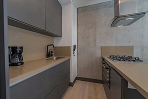 Fridge, oven, stovetop, coffee/tea maker - RM 308 | Luxury | Pool & Parking | Santa Teresita (Cali)