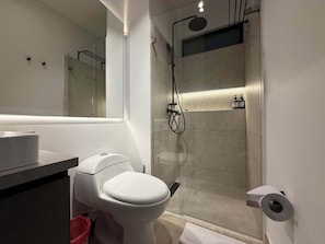 A modern bathroom with a toilet, a shower enclosure, a sink, and a mirror. - RM 308 | Luxury | Pool & Parking | Santa Teresita (Cali)