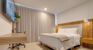 1 dormitorio, escritorio, tabla de planchar con plancha y wifi