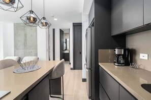 Kylskåp, ugn, kaffe- och tebryggare och grytor/köksredskap