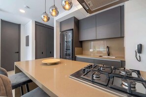 Réfrigérateur, micro-ondes, four, plaque de cuisson