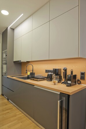 Een koelkast, een microgolfoven, een oven, een kookplaat