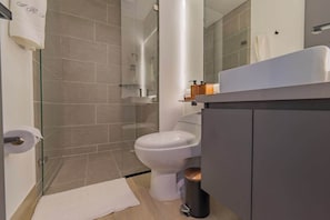 Douche, sĂšche-cheveux, serviettes fournies, shampoing