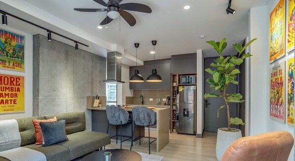 TV, offices - RM506 | 2-Bed Luxury | Balcony | Pool | Gym (Cali)